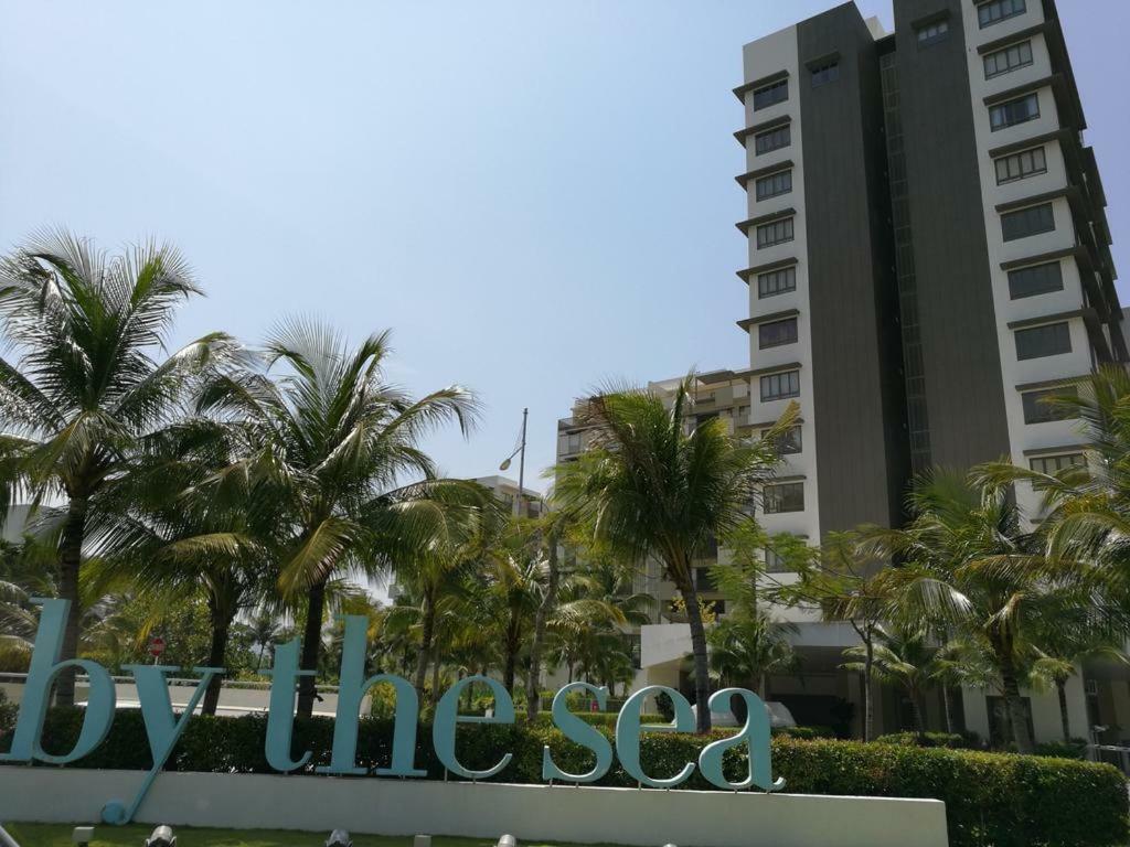 By The Sea Beachfront Penang Бату-Феррінгі Екстер'єр фото